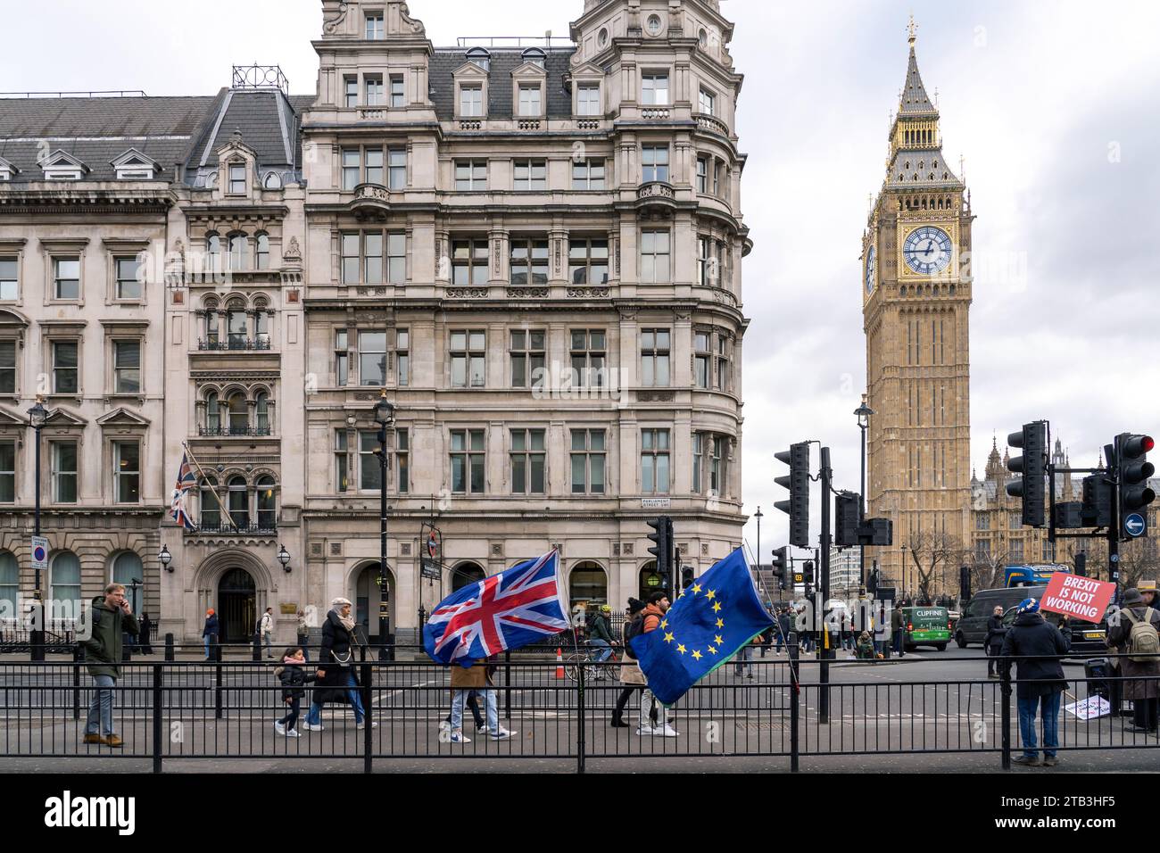 Manifestation anti-Brexit à Londres avec le drapeau de l'UE et l'Union Jack Banque D'Images