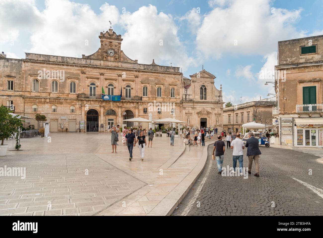 Ostuni, Pouilles, Italie - 5 octobre 2023 : la place centrale avec le palais de la mairie dans le centre historique d'Ostuni. Banque D'Images