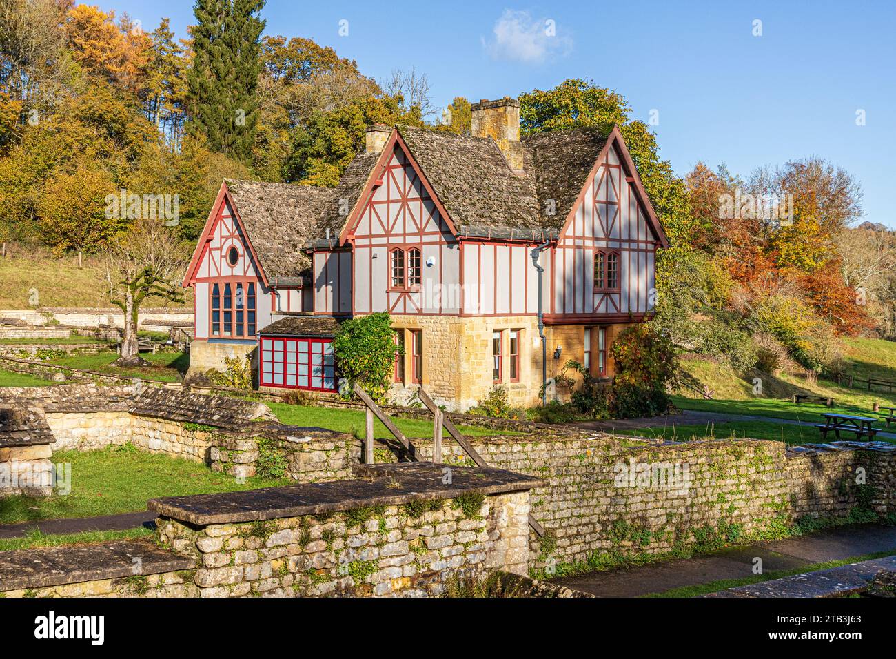 Couleurs d'automne autour du musée à Chedworth Roman Villa près du village Cotswold de Yanworth, Gloucestershire, Angleterre Royaume-Uni Banque D'Images