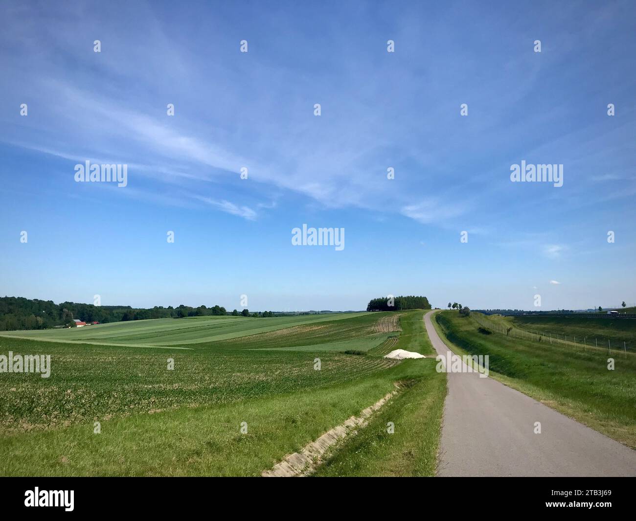Vue sur la route asphaltée à côté de l'autoroute. Banque D'Images