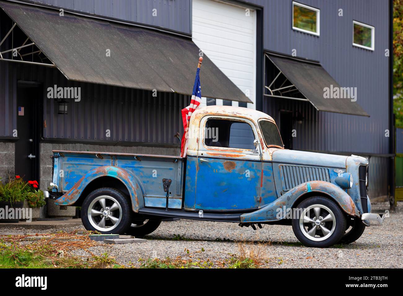 Mill City, Oregon, États-Unis - 22 octobre 2023 : un vieux pick-up ford est stationné devant un magasin. Banque D'Images