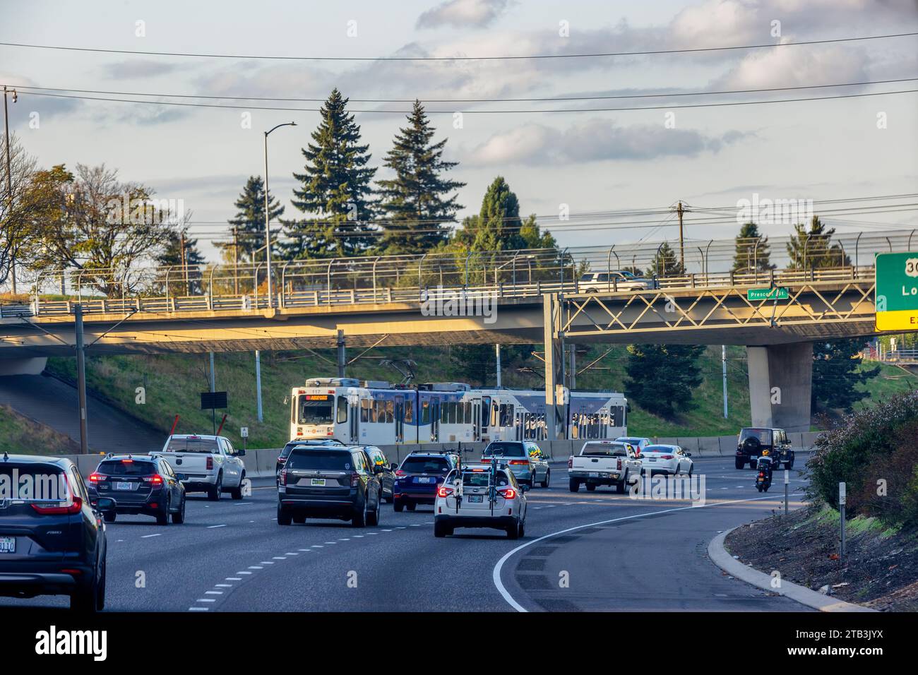 Portland, Oregon, États-Unis - 22 octobre 2023 : train de circulation et de transit sur autoroute le Max vu à travers un pare-brise dans le nord-est de Portland, Oregon Banque D'Images