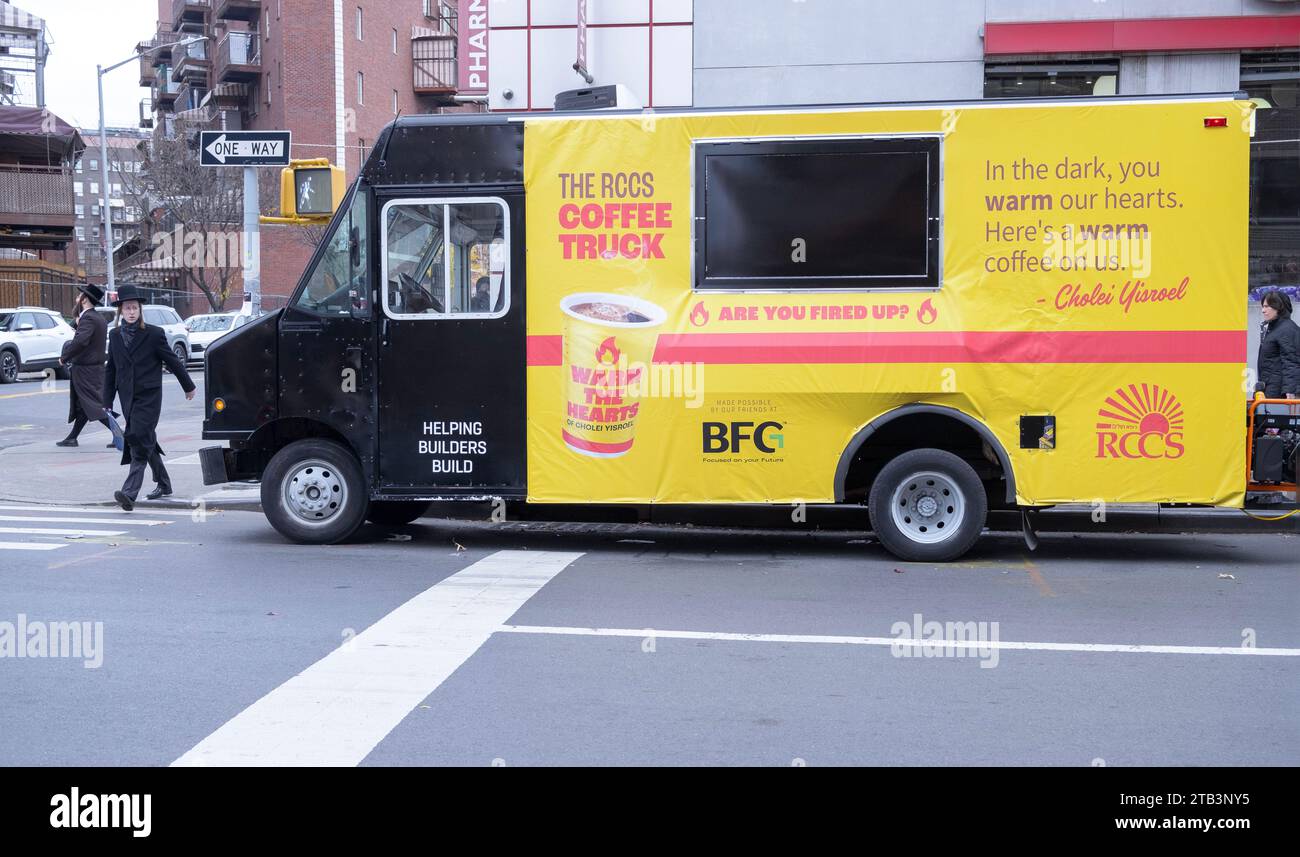 Un bus du RCCS s'est garé à Williamsburg et a distribué du café gratuit. C'est une association caritative qui aide les malades du cancer. Banque D'Images