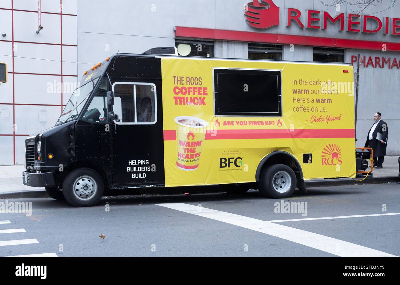Un bus du RCCS s'est garé à Williamsburg et a distribué du café gratuit. C'est une association caritative qui aide les malades du cancer. Banque D'Images