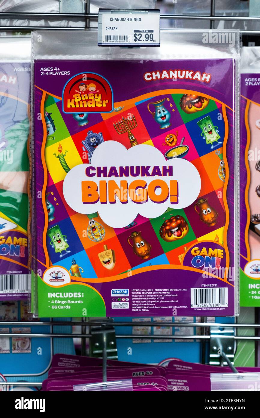 CHANUKAH BINGO, un jeu de vacances pour enfants par Busy Kinder, en vente sur Lee Avenue à Williamsburg, Brooklyn, New York Banque D'Images