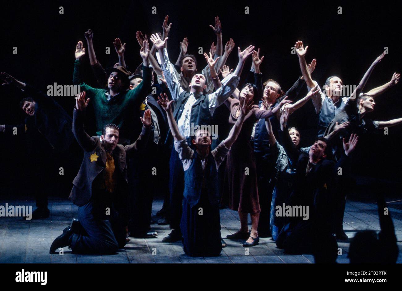 Membres de la compagnie dans LE GHETTO de Joshua Sobol à l'Olivier Theatre, National Theatre (NT), Londres SE1 27/04/1989 dans une version de David LAN paroles traduites et musique arrangées par Jeremy Sams design : Bob Crowley éclairage : David Hersey mouvement : Jane Gibson réalisateur : Nicholas Hytner Banque D'Images