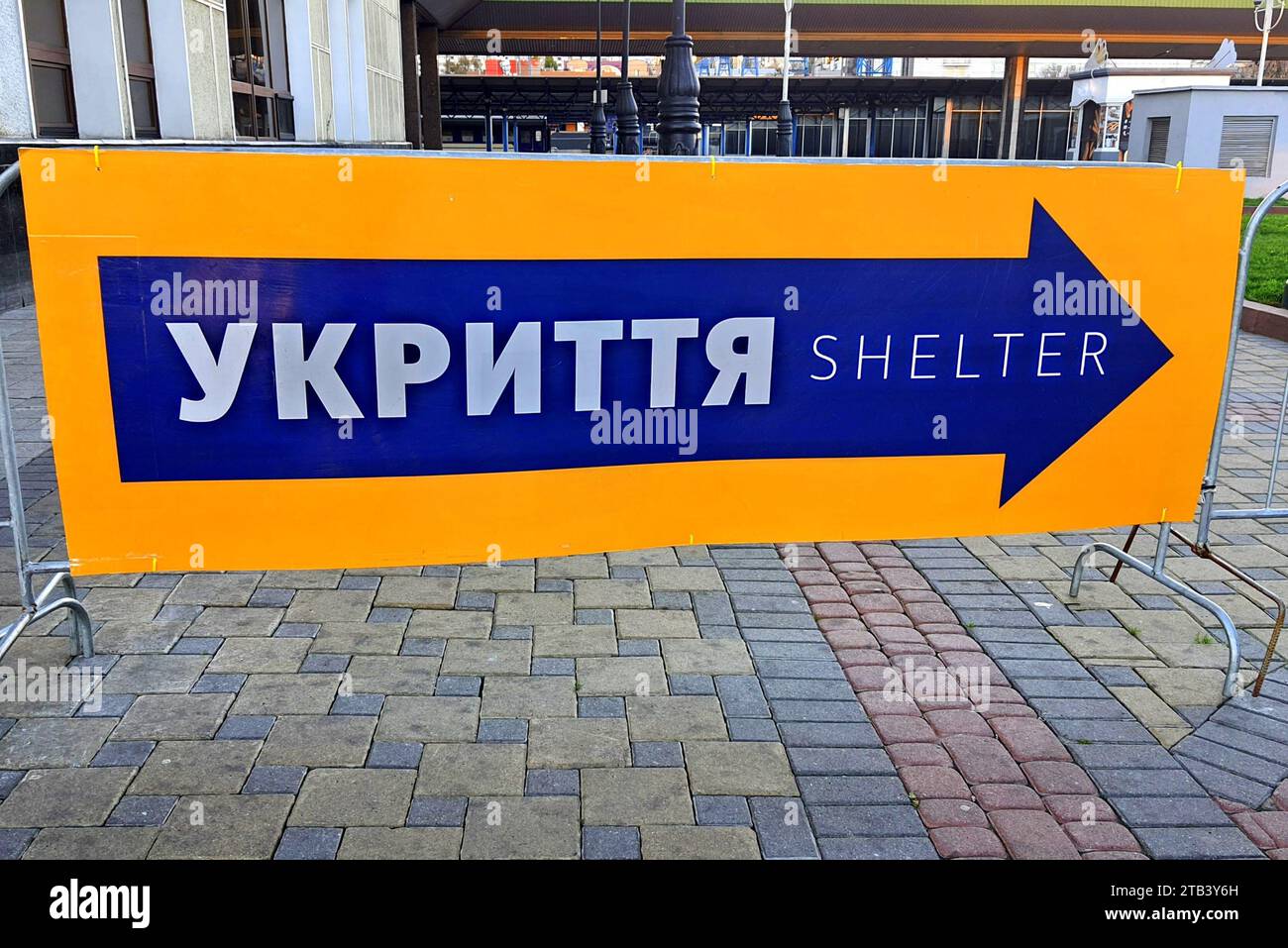 Pointeur en langue ukrainienne - abri anti-bombe. Kyiv. Protection contre la guerre nucléaire atomique, les bombardements, les explosions, les obus pour les civils. La Russie fait la guerre contre Banque D'Images