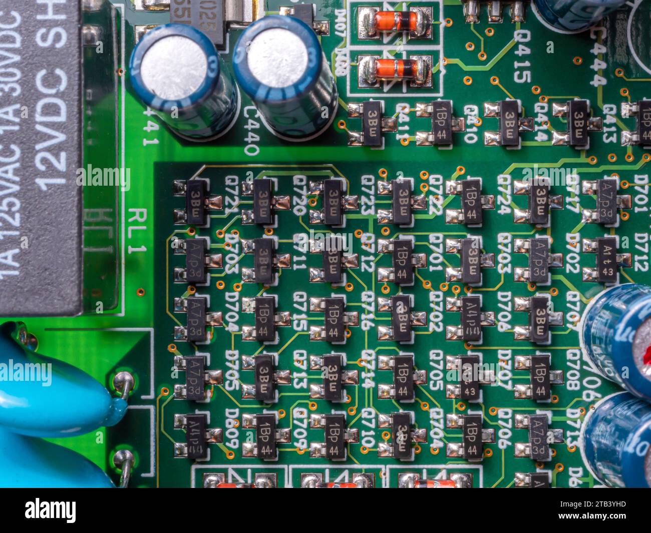 Circuit imprimé vert avec composants électroniques. Mise au point sélective. Vue d'en haut. Banque D'Images