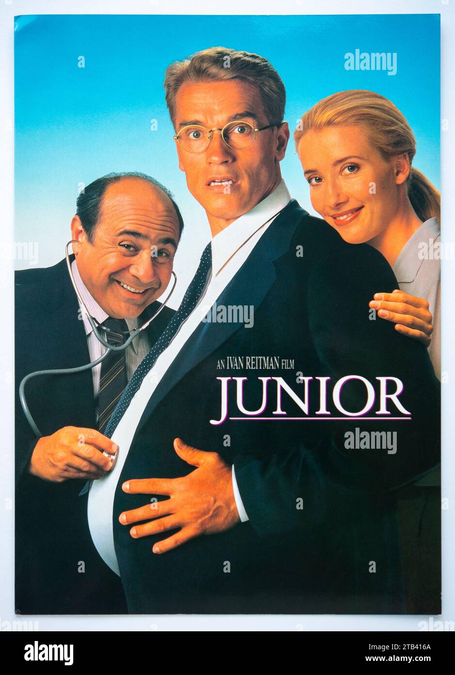 Couverture d'informations publicitaires pour le film Junior, une comédie mettant en vedette Arnold Schwarzenegger, Danny DeVito et Emma Thompson. publié en 1994 Banque D'Images