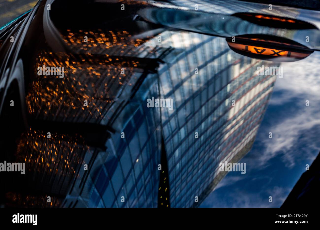 Un London Black Cab attendant un client près du Shard dans la rue Thomas. L'image montre le reflet. Du panneau jaune taxi sur une photo créative. Banque D'Images