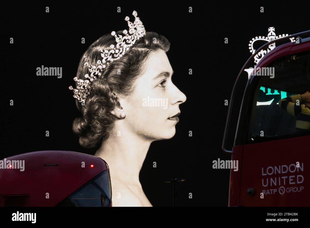 Londres après la mort de la reine Elizabeth II, Piccadilly Circus affiche le portrait de la reine Banque D'Images