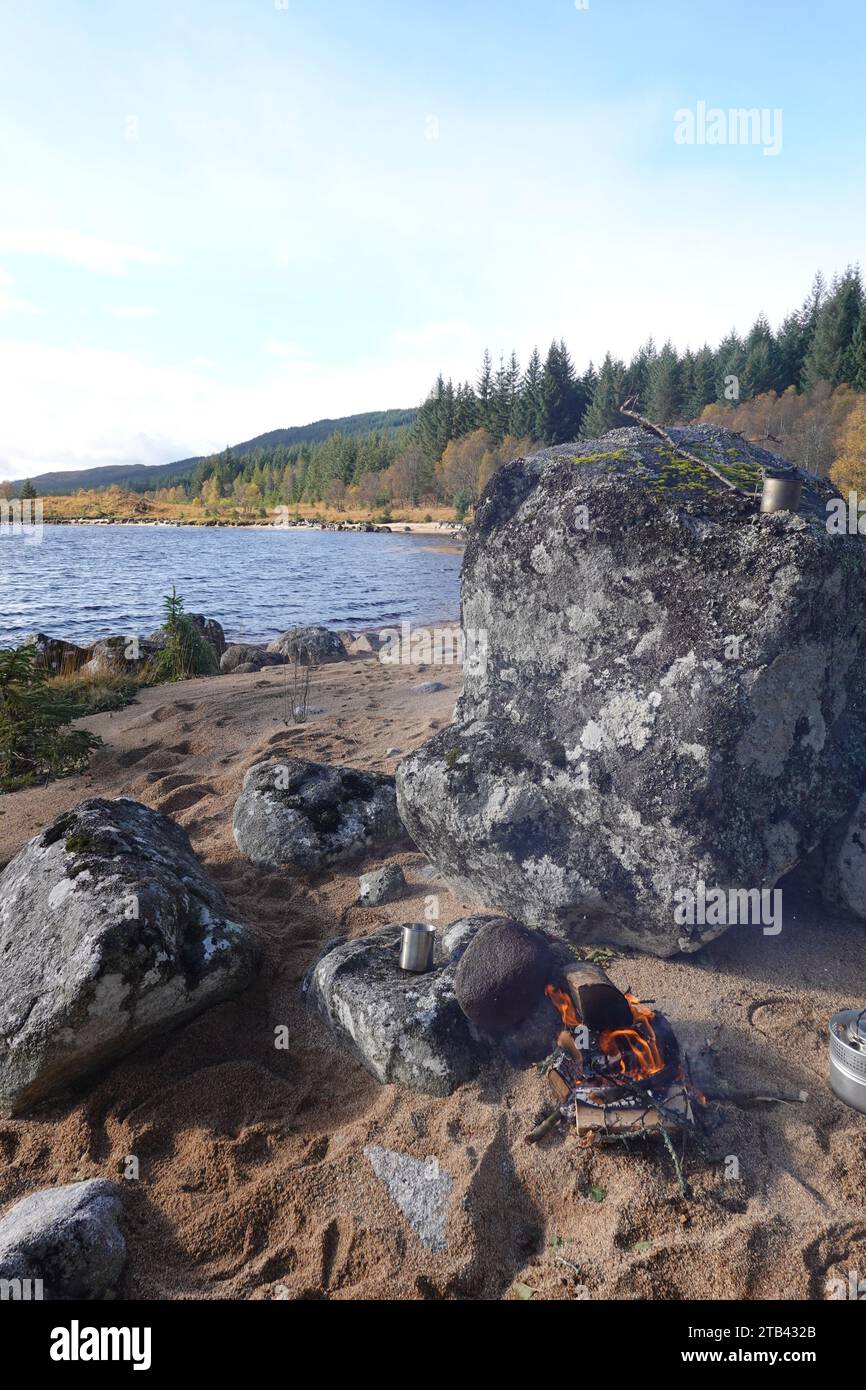 Feu de camp et cuisine sur la plage, Loch Laidon, Highlands écossais Banque D'Images