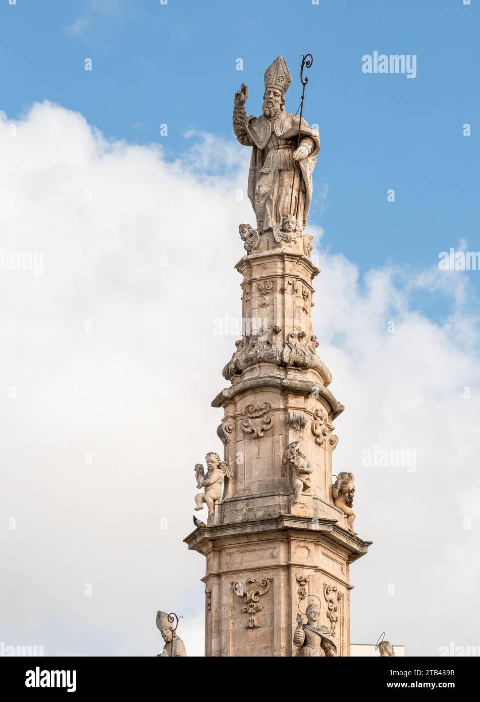 Vue de la colonne de Saint Oronzo situé sur la place de la liberté à Ostuni, province de Brindasi, Pouilles, Italie Banque D'Images