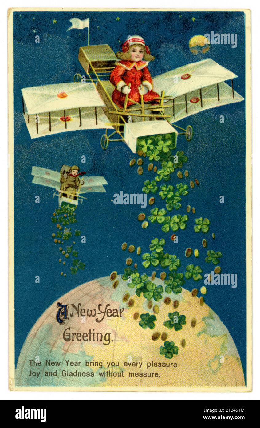 Original pittoresque Titanic Era voeux Saint-Sylvestre carte postale de fille en manteau rouge, volant un biplan (avions ressemblaient vraiment à cela alors!) Au-dessus de la Terre, en dispersant des trèfles chanceux à 4 feuilles, daté / publié le 24 1913 décembre Banque D'Images