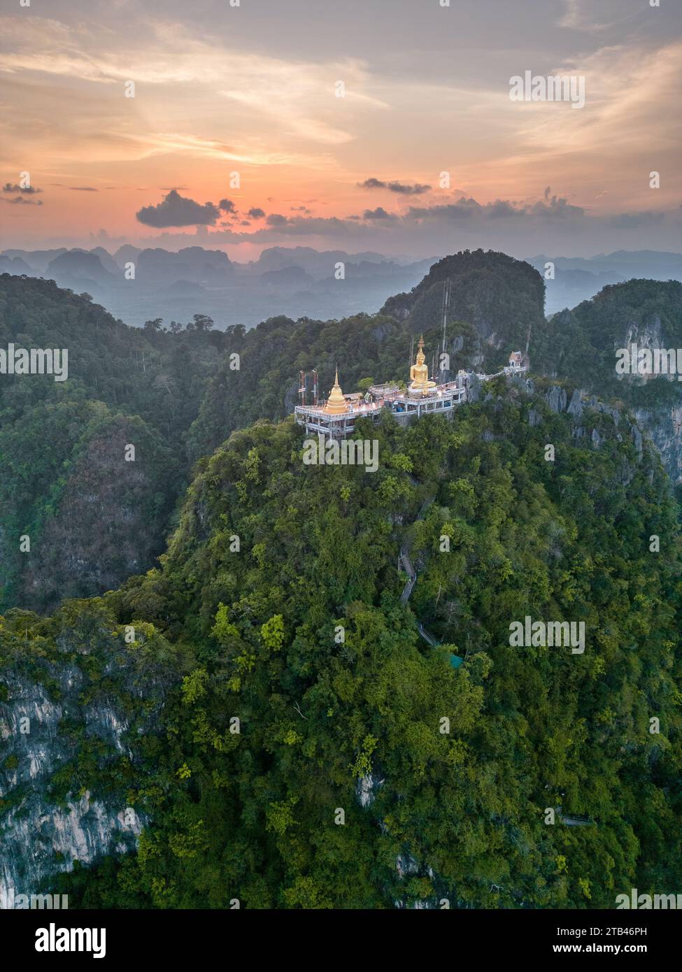 Splendeur radieuse : le temple thaïlandais doré au sommet de la montagne Banque D'Images