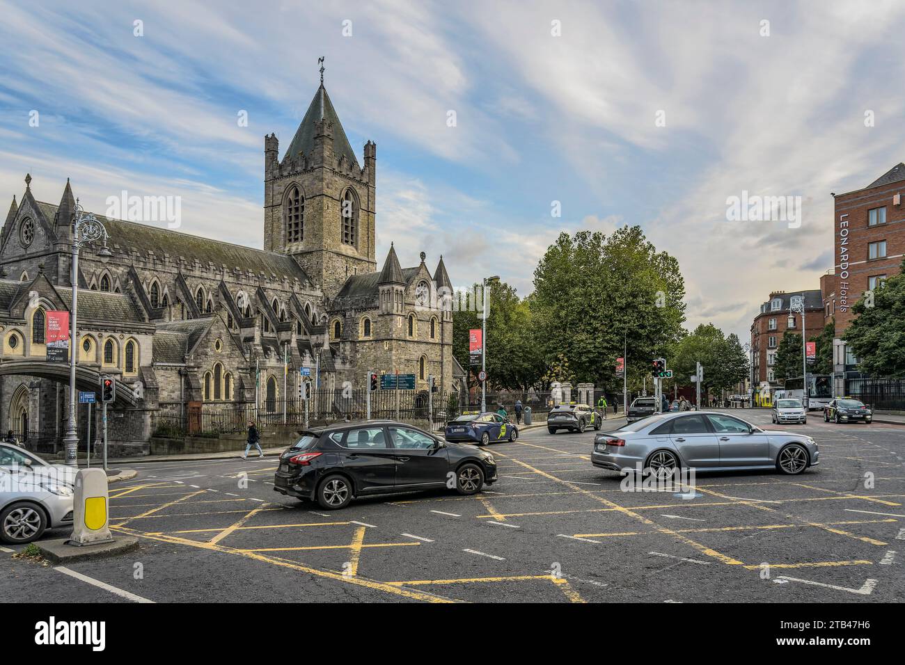 Circulation devant la cathédrale Christ Church, Dublin, Irlande. Banque D'Images