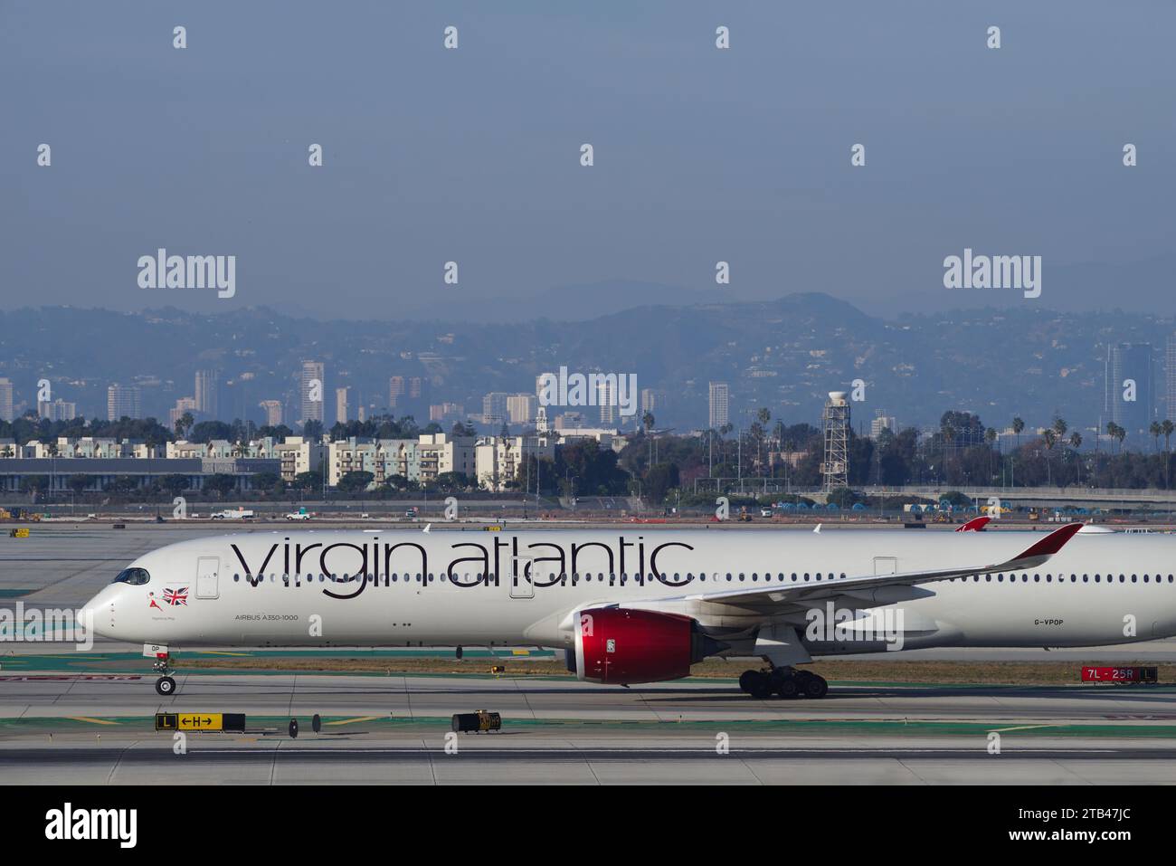 Virgin Atlantic 'Mamma Mia' Airbus A350-1041 immatriculé G-VPOP a roulé quelques instants après l'atterrissage à LAX, Los Angeles, Californie, le 3 décembre. Banque D'Images