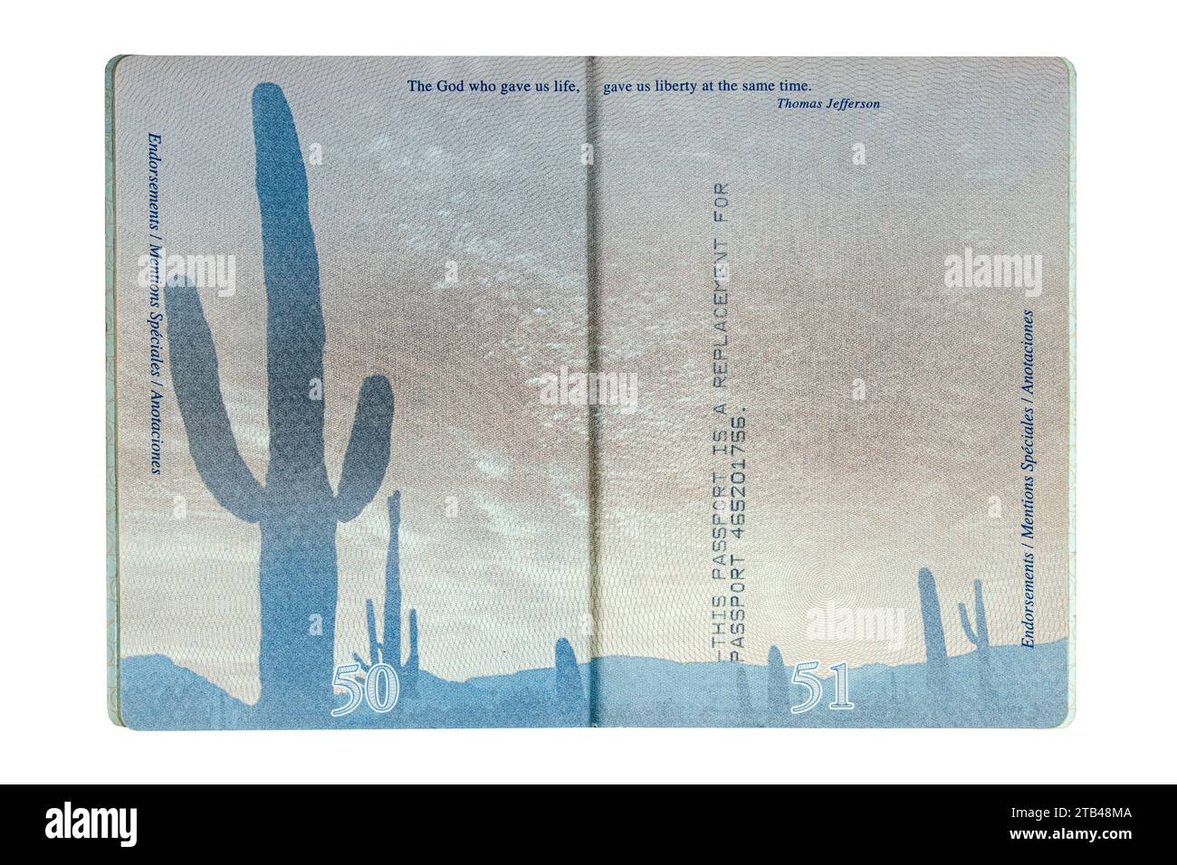 Manille, Philippines, 4 décembre 2023 pages 50 et 51 du nouveau passeport américain sans timbres de visa isolés sur fond blanc Banque D'Images