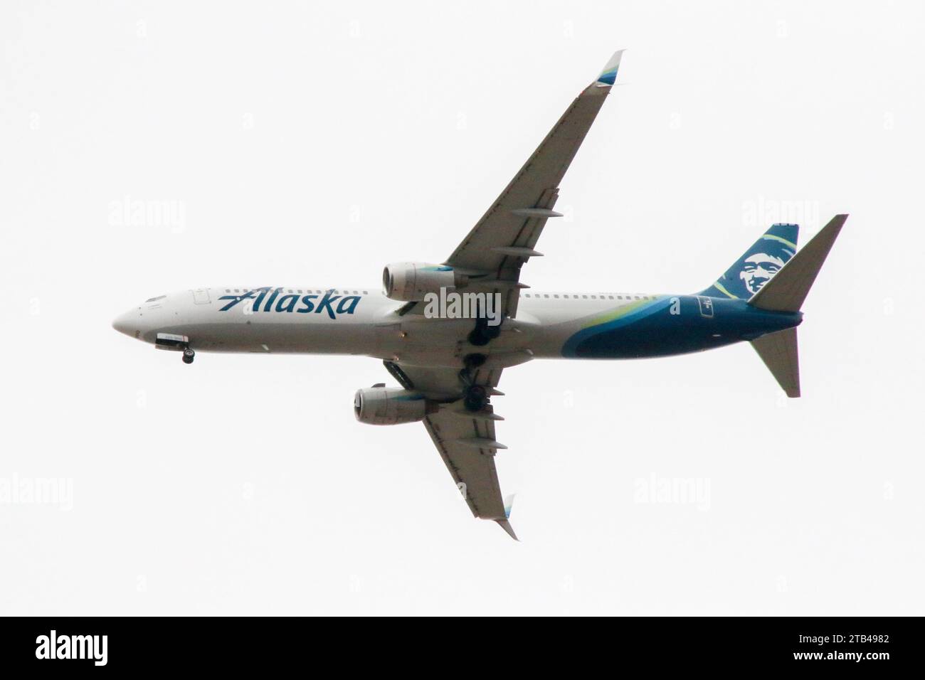 Un avion de l'Alaska Air se dirige vers l'aéroport international Sky Harbor à Phoenix, Arizona, le 9 mars 2023. Alaska Air a annoncé qu'elle achèterait sa rivale Hawaiian Airlines pour 1,9 milliards de dollars. L'accord devra être approuvé par les autorités antitrust fédérales avant de pouvoir être finalisé. (Photo : Alexandra Buxbaum/Sipa USA) crédit : SIPA USA/Alamy Live News Banque D'Images