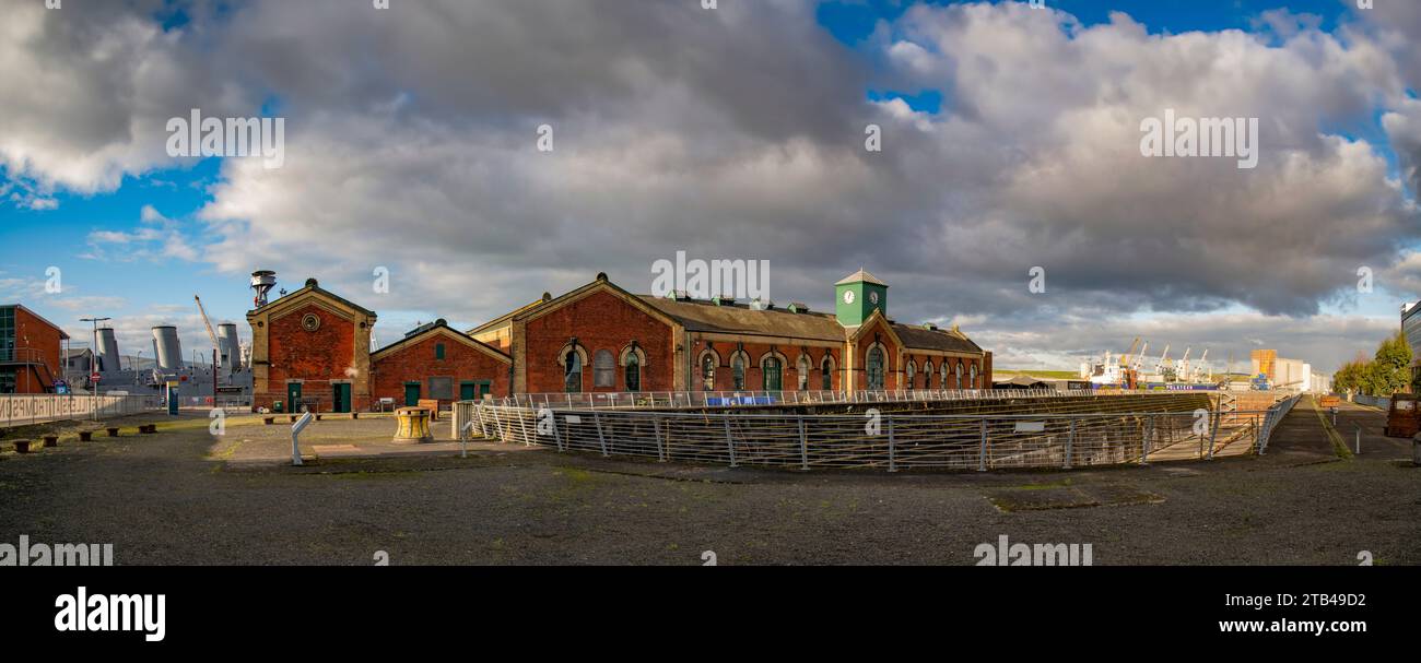H.M.S. Caroline, The Pump House, et The Thompson Dock, Titanic Belfast, Irlande du Nord Banque D'Images