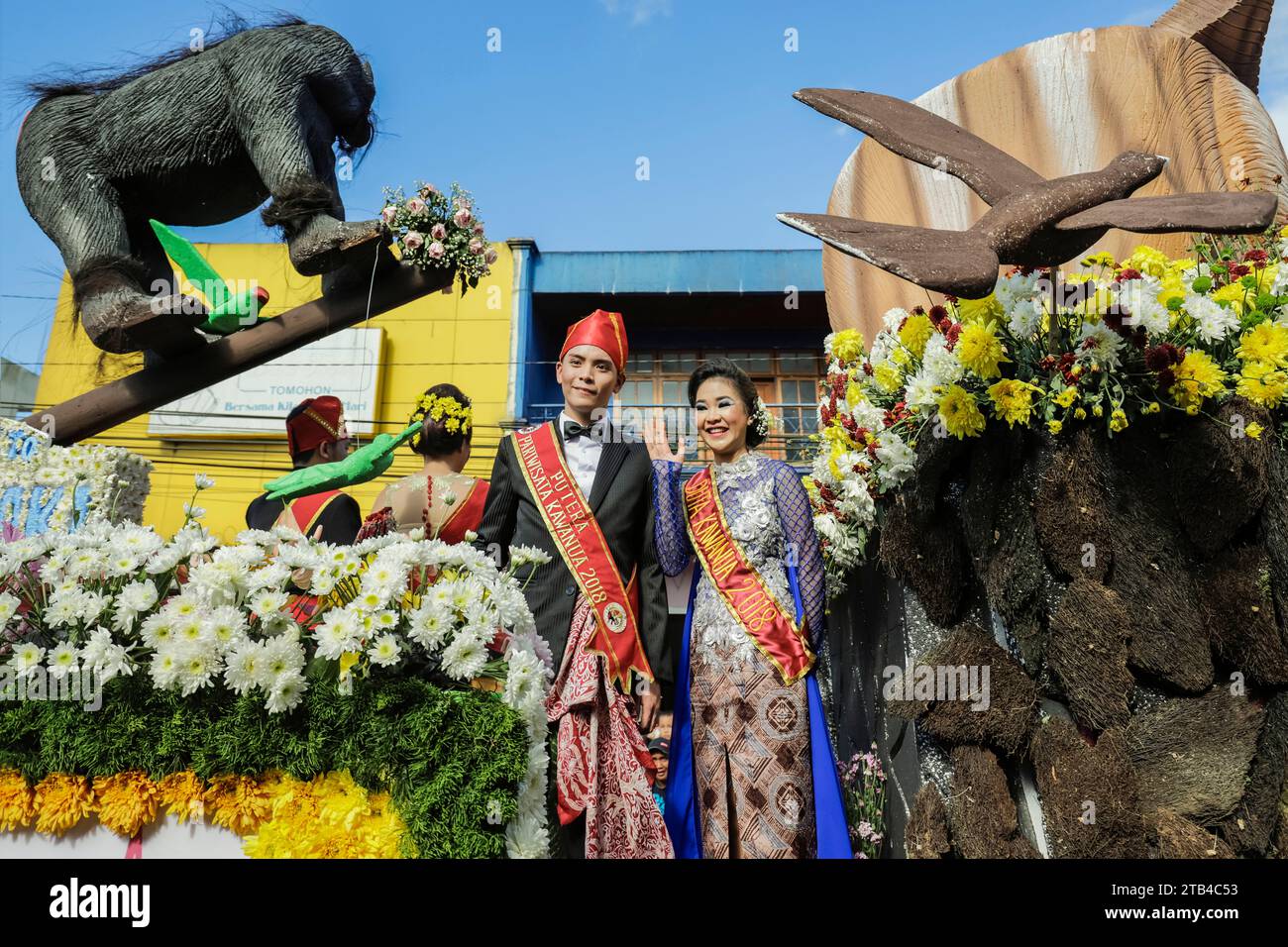 Flotteur à thème écologique, défilé annuel du Festival international des fleurs dans la ville de Tomohon, le centre national de la floriculture. Tomohon, Sulawesi du Nord, Indonésie Banque D'Images