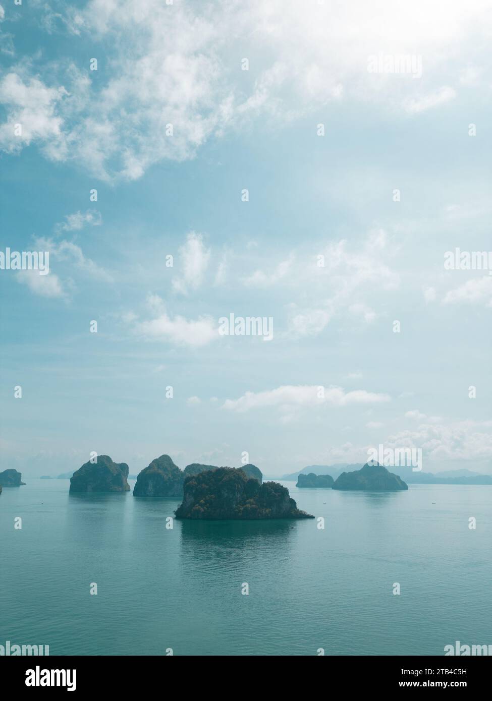 Paradis vu d'en haut : vues aériennes des îles tropicales dans le sud de la Thaïlande Banque D'Images