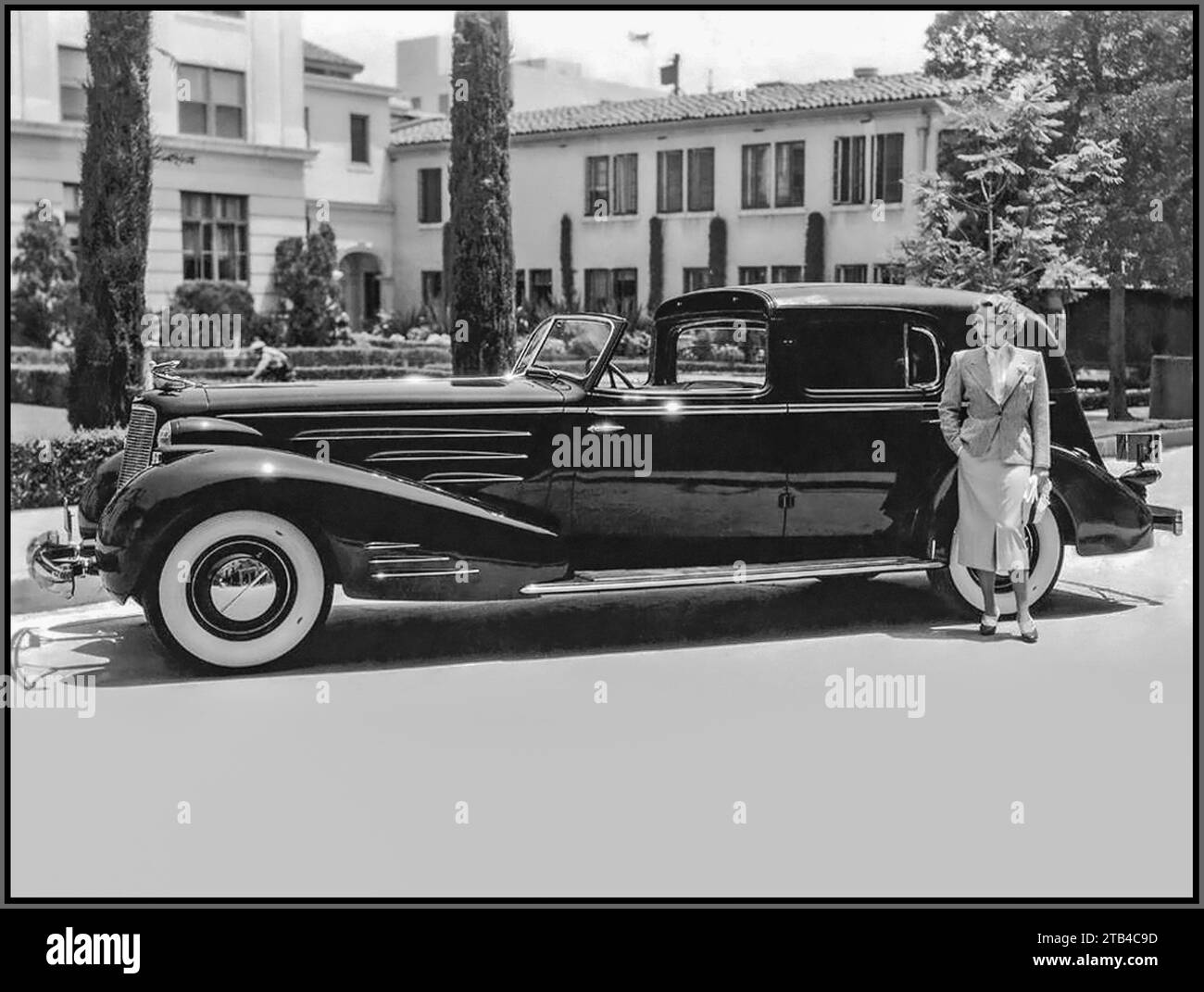 DIETRICH Cadillac V16 452-D Town car 1930s, avec l'actrice hollywoodienne Marlene Dietrich, posant à l'extérieur avec la Cadillac. Hollywood USA Banque D'Images