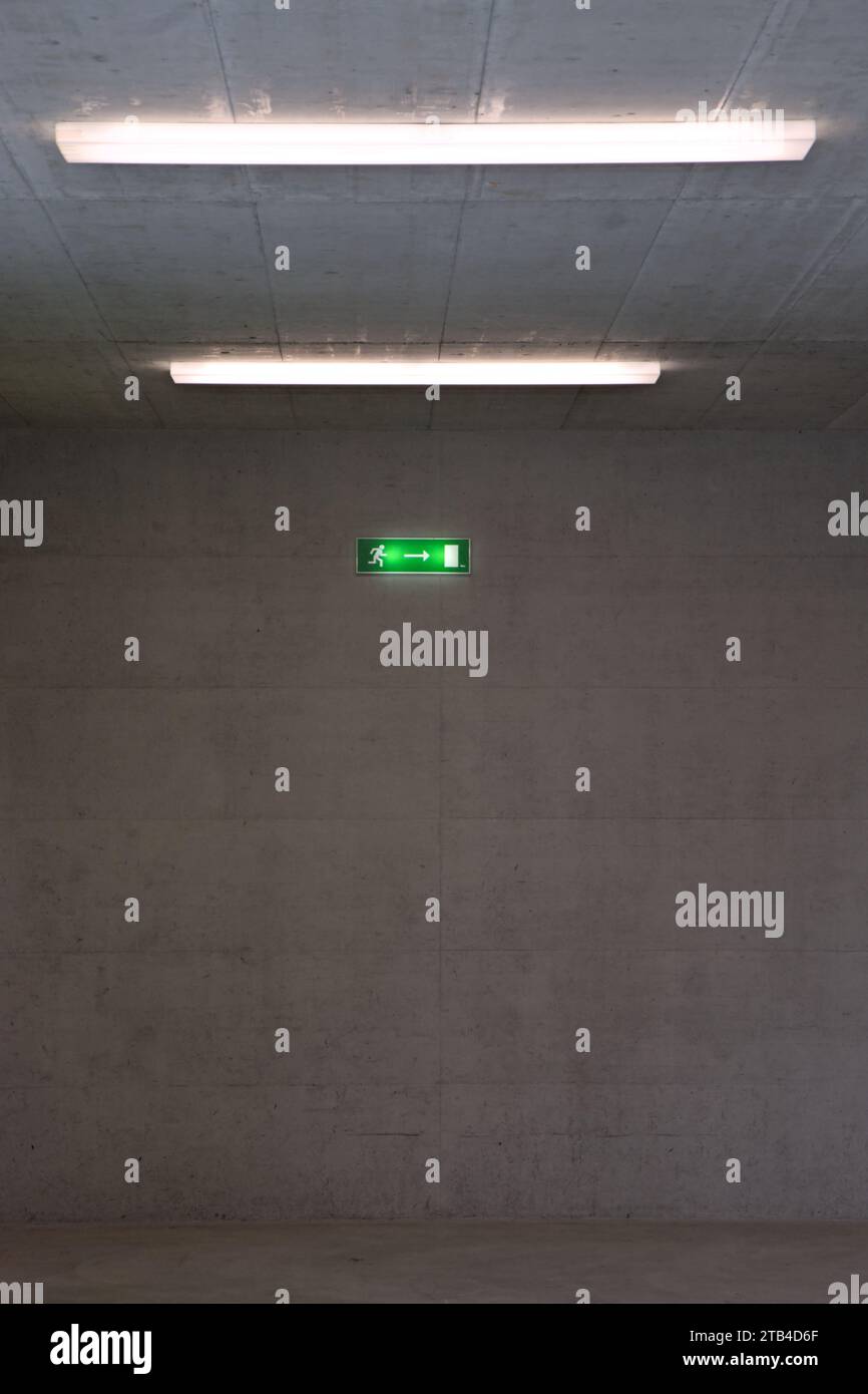 photo minimaliste d'un panneau de sortie d'urgence. Bâtiment en béton avec lumières. Banque D'Images