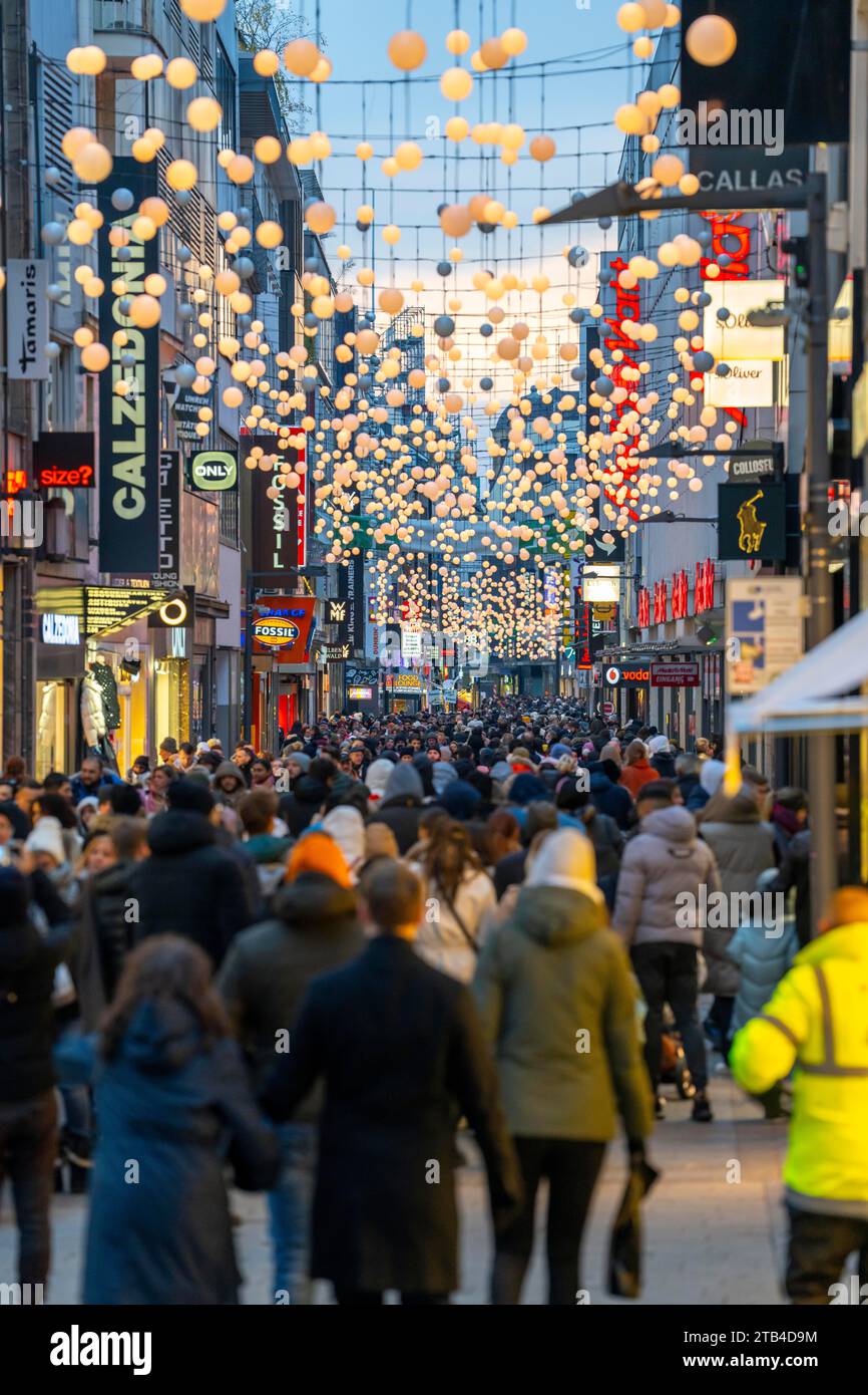 Shopping du dimanche dans le centre-ville de Cologne, Hohe Straße, week-end du 1e Avent, rue commerçante bondée, NRW, Allemagne Banque D'Images