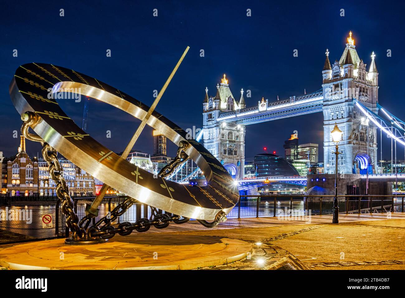 Le cadran solaire Timepiece, North Bank, Tower Bridge au-dessus de la Tamise Banque D'Images