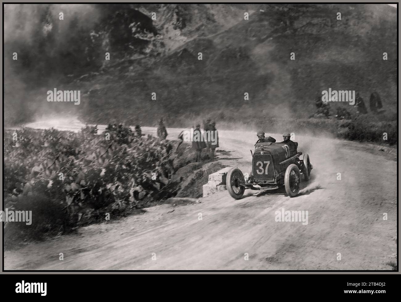 ENZO FERRARI dans son Alfa Romeo 20-30 ES Numéro 37 à la course automobile Targa Florio 1922 en Italie Banque D'Images