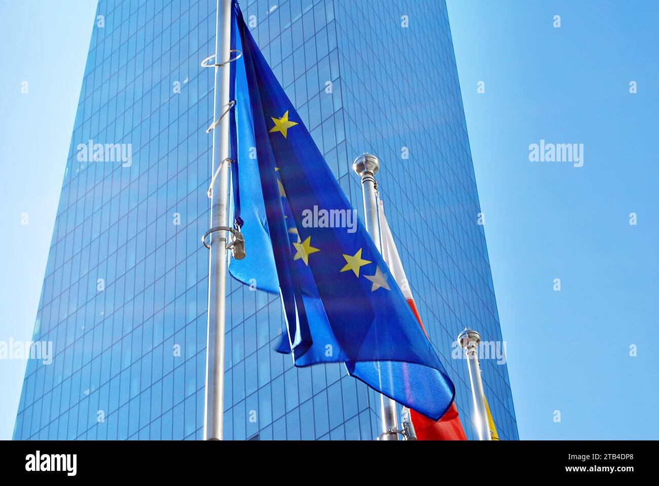 Drapeaux polonais et européens de l'Union, volant et agitant avec fond de bâtiment de bureau de mur de verre Banque D'Images