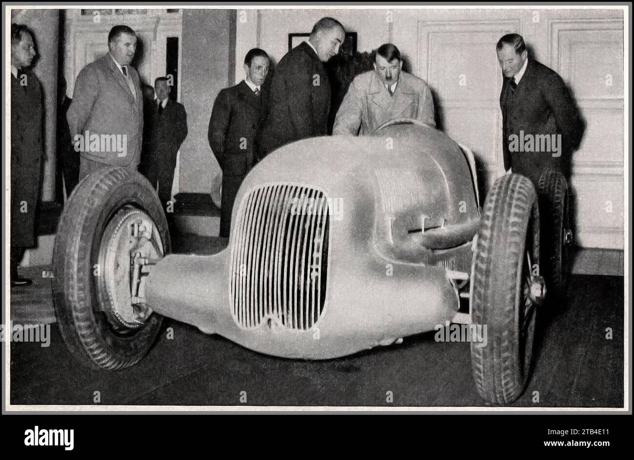 Voiture de course Mercedes 'Silver Arrow' des années 1930, avec Adolf Hitler montré le dernier modèle de course W25 1934. Allemagne nazie Banque D'Images