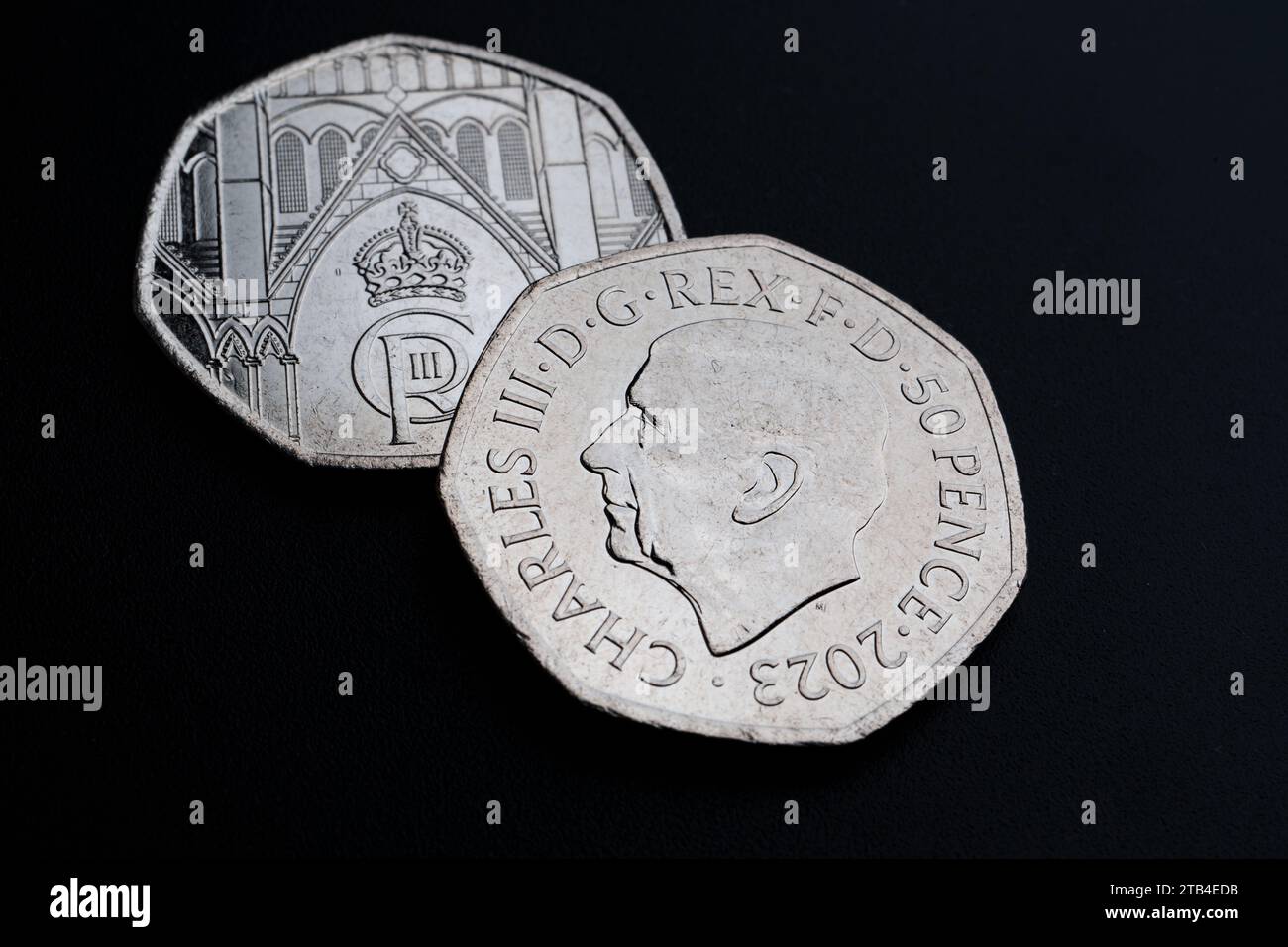 Nouvelles pièces King Charles 50p. Le couronnement de sa Majesté le Roi Charles III 2023 UK 50p pièce en circulation. Nouvelle pièce de 50 pence King Charles placée sur sombre Banque D'Images