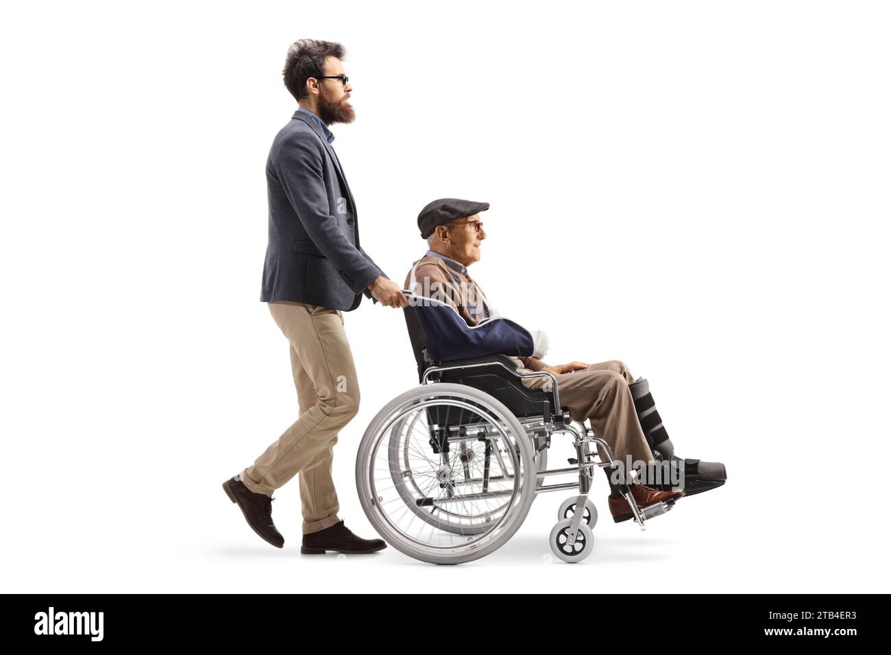 Homme poussant un homme âgé blessé dans un fauteuil roulant isolé sur fond blanc Banque D'Images