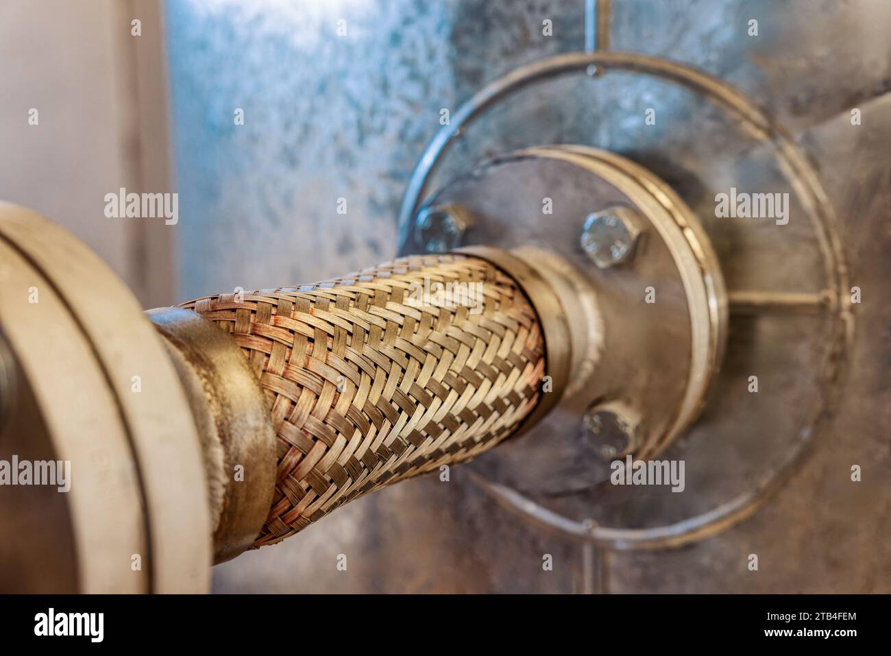 tuyau flexible en acier inoxydable robuste et bride vissée dans le réservoir Banque D'Images