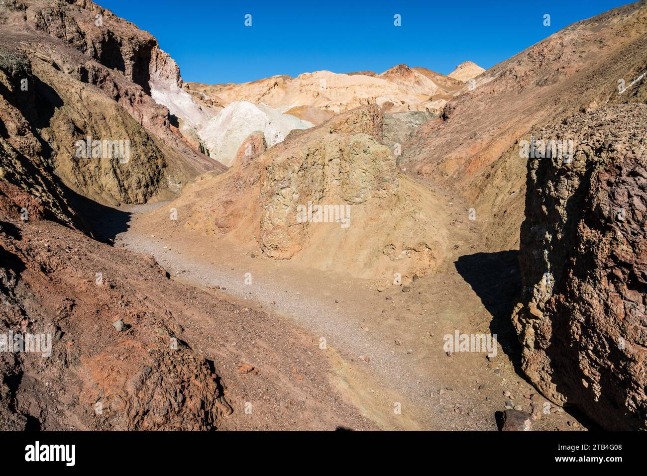 Sentier de randonnée à travers les dépôts volcaniques d'Artists Palete dans le parc national de Death Vallley en Californie Banque D'Images