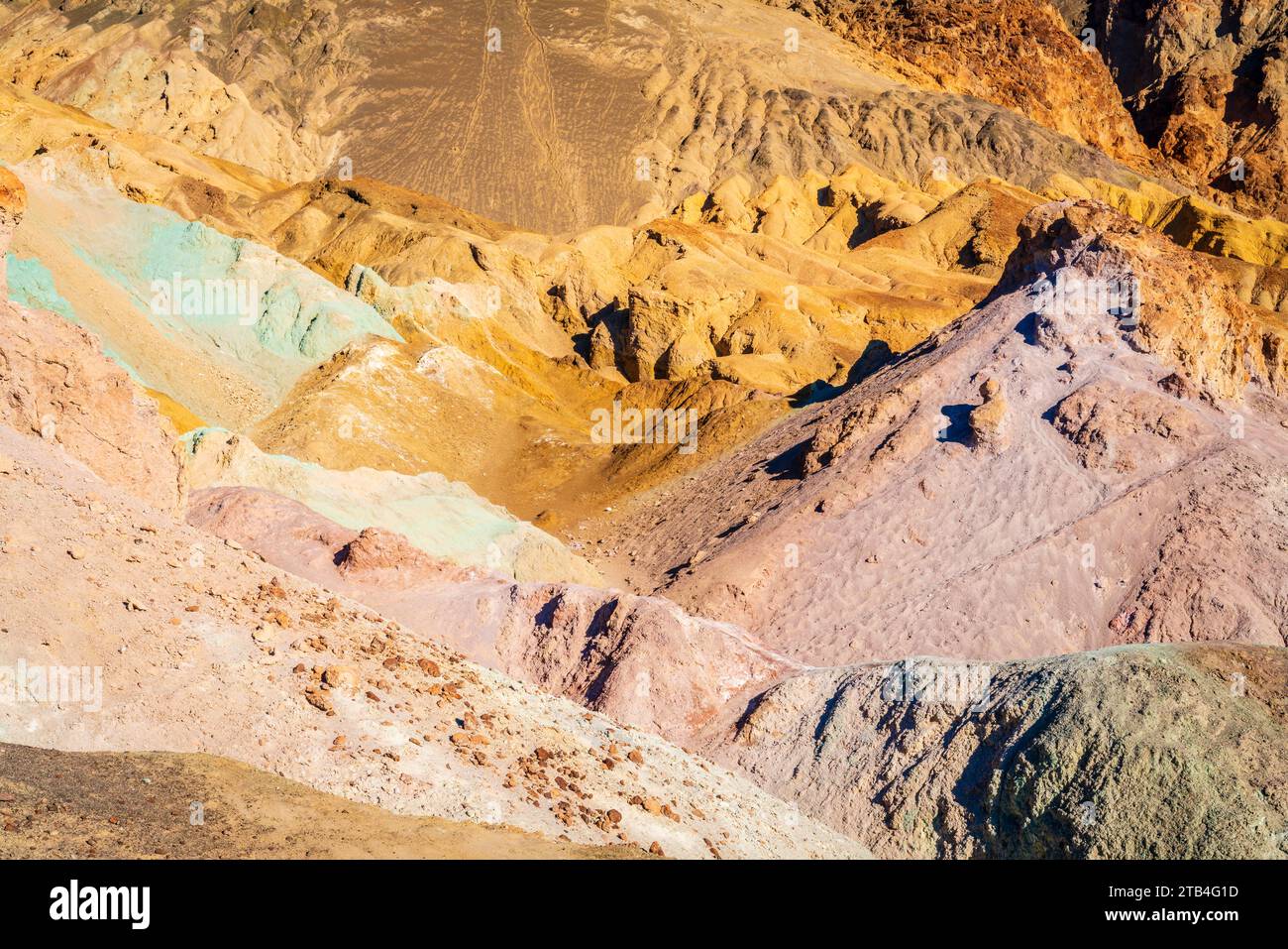 Vue panoramique de Artist Palette - collines couvertes de dépôts volcaniques colorés dans le parc national de Death Valley, en Californie Banque D'Images