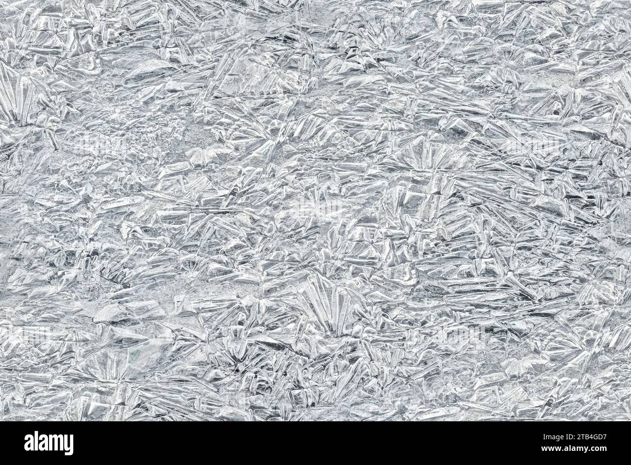 Glace sur la rivière gelée formant des structures comme du cristal, gros plan macro détail d'en haut - fond d'hiver abstrait transformé en texture carrelable sans couture Banque D'Images