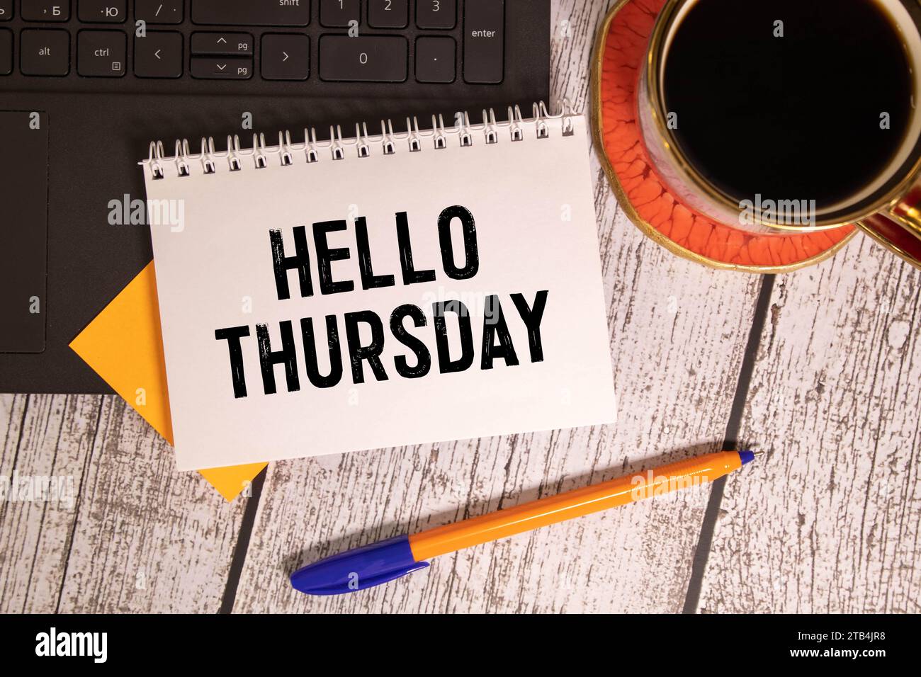 Carte Hello Thursday avec fleur en fleurs sur fond en bois Banque D'Images