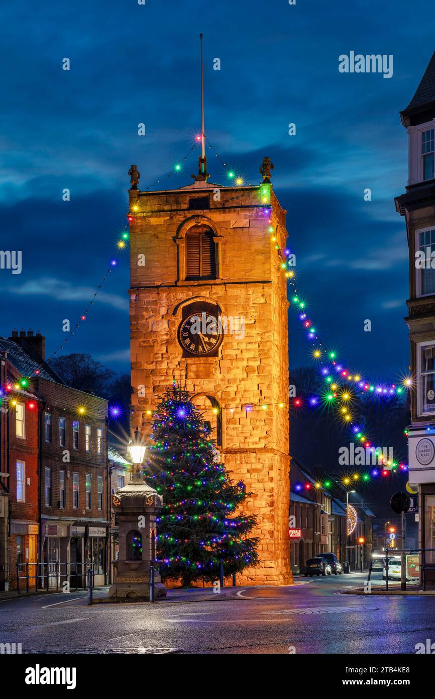 Les lumières de Noël s'affichent au crépuscule à Morpeth, Northumberland, en regardant vers la tour de l'horloge qui est éclairée Banque D'Images