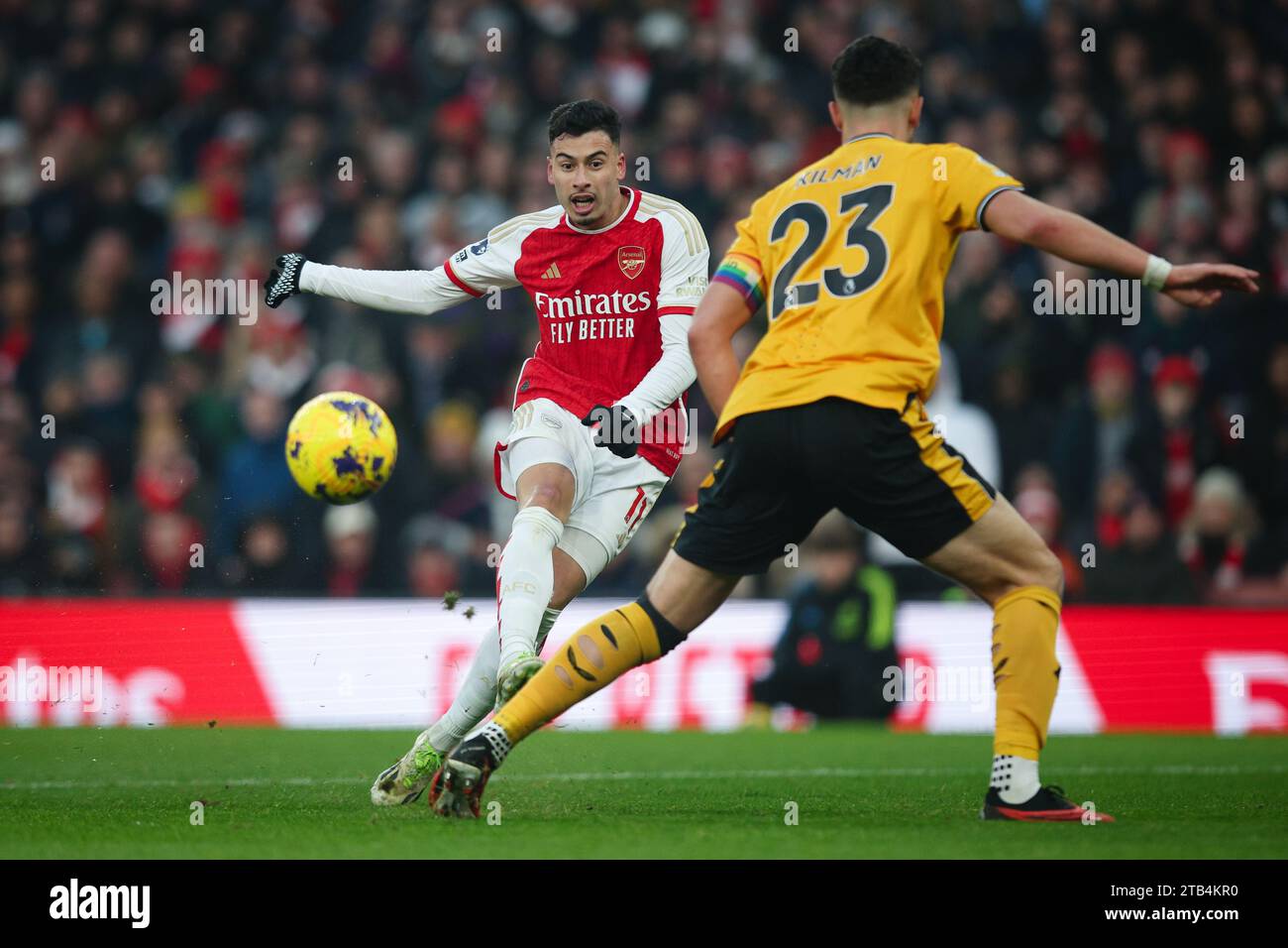 LONDRES, Royaume-Uni - 2 décembre 2023 : Gabriel Martinelli d'Arsenal tire et frappe le poteau lors du match de Premier League entre Arsenal et Wolverhampton Wa Banque D'Images