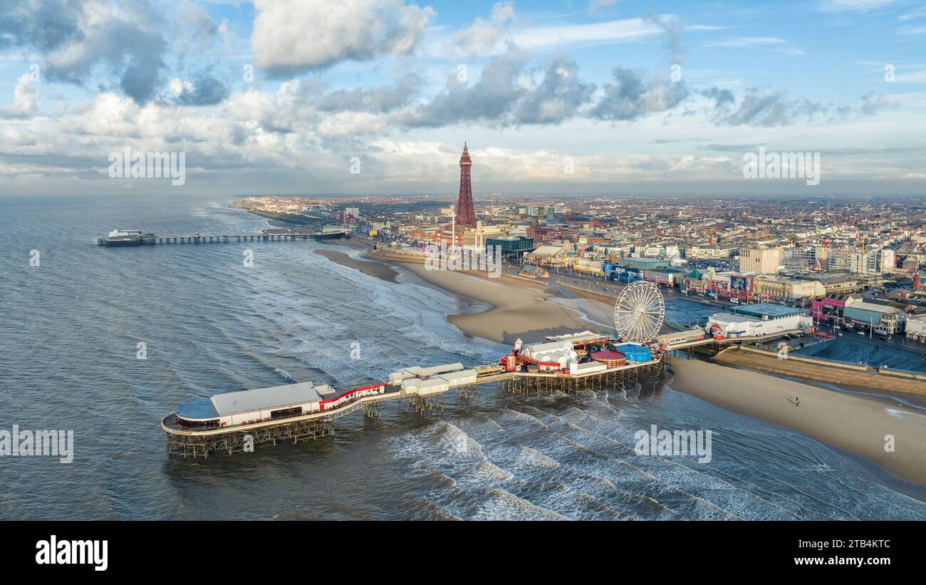 Blackpool, Lancashire, Royaume-Uni. Blackpool front de mer et vue aérienne de la tour au crépuscule en regardant vers la jetée et la tour Blackpool Banque D'Images