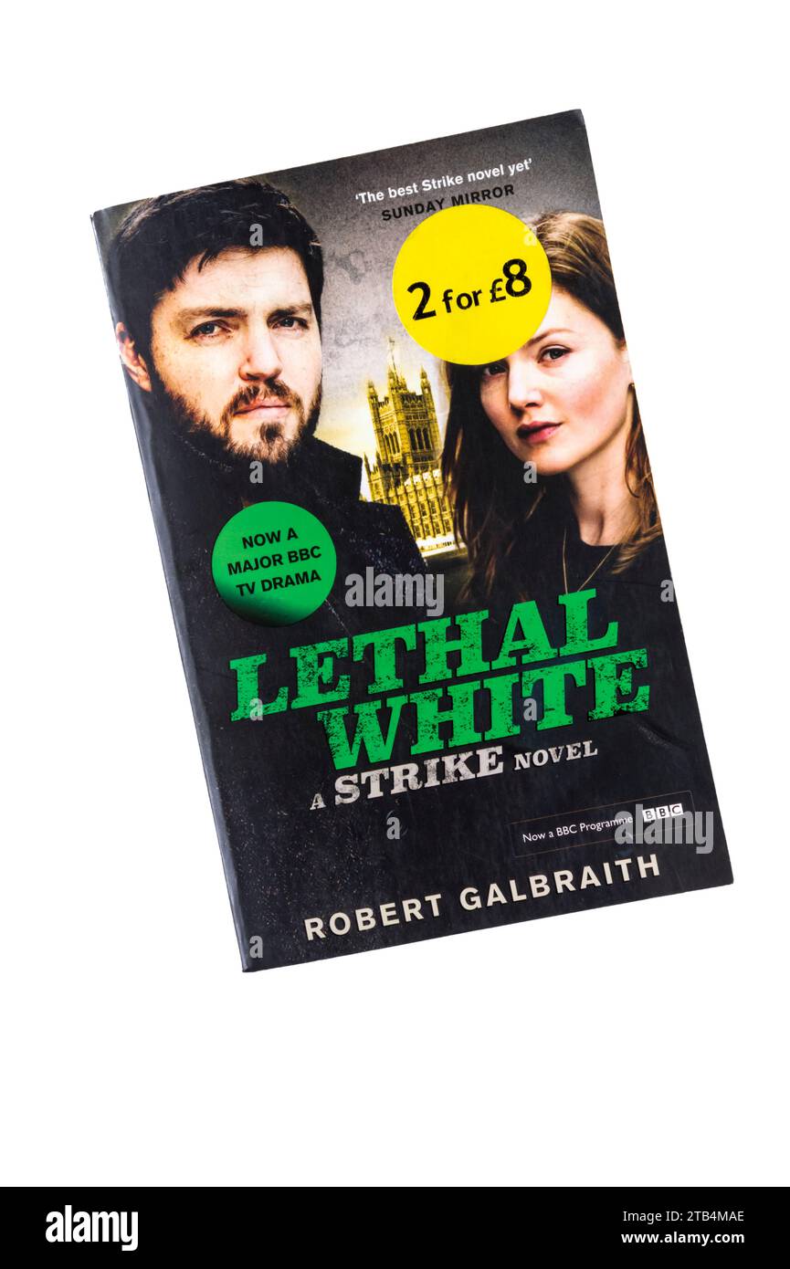 Une copie de poche de Lethal White, un roman de Cormoran Strike écrit par JK Rowling dans le rôle de Robert Galbraith. Publié pour la première fois en 2018. Banque D'Images