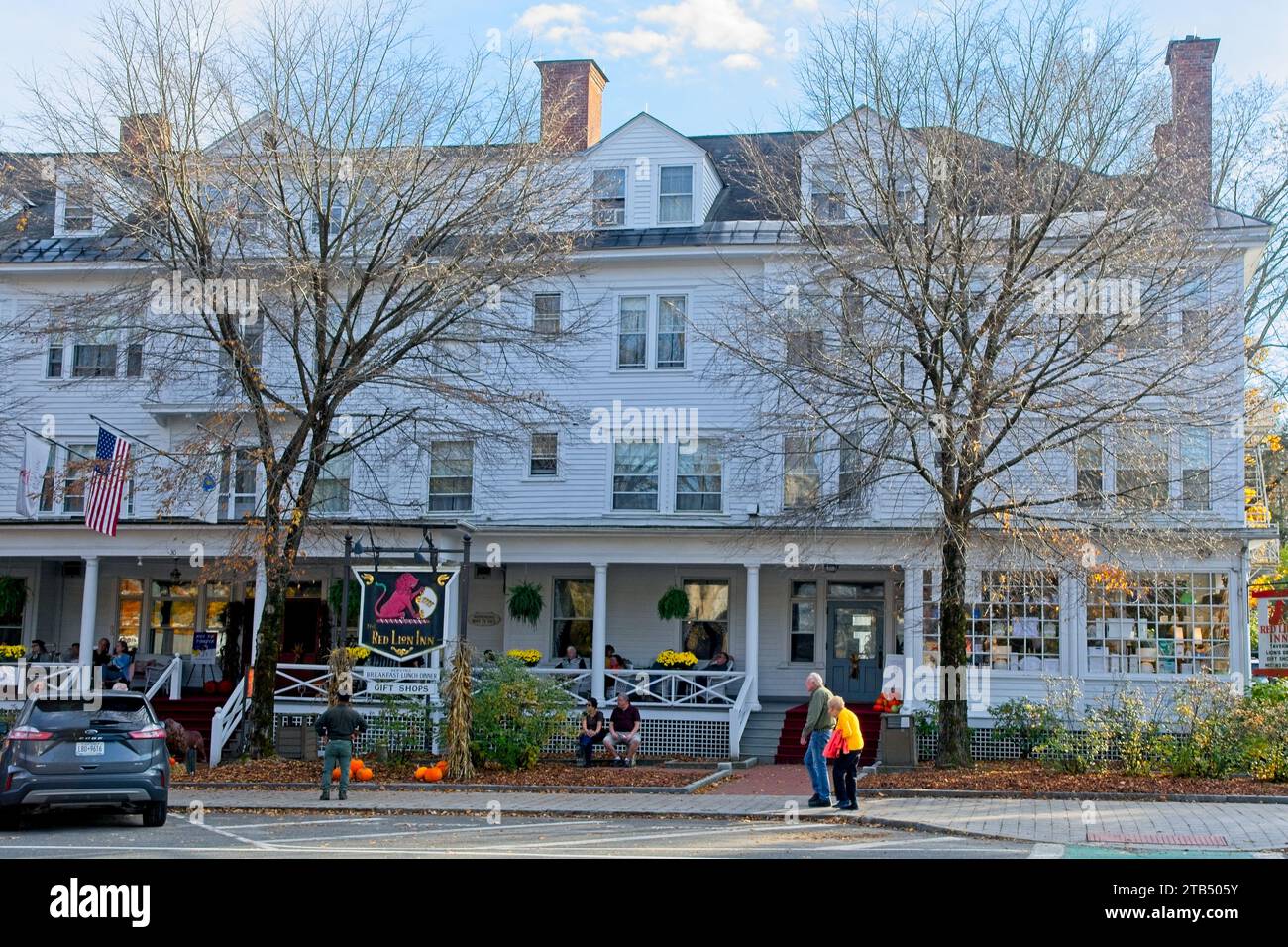 1897 style de renouveau colonial Red Lion Inn en automne soleil de fin d'après-midi sur main Street quartier historique à Stockbridge Massachusetts — octobre 2023 Banque D'Images