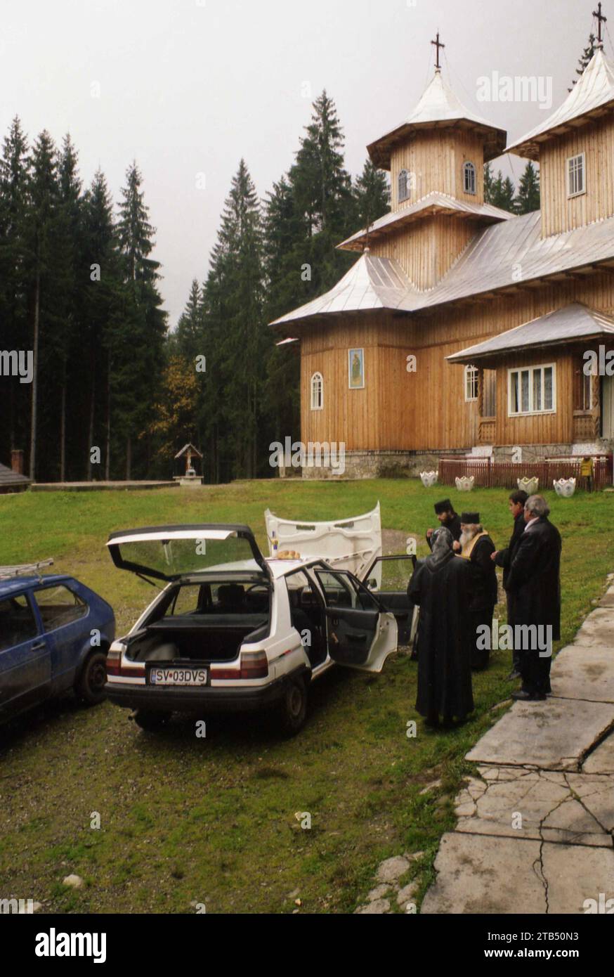 Roumanie, env. 2000. Ecclésiastiques orthodoxes chrétiens priant sur un véhicule de croyants pour des voyages sûrs. Banque D'Images