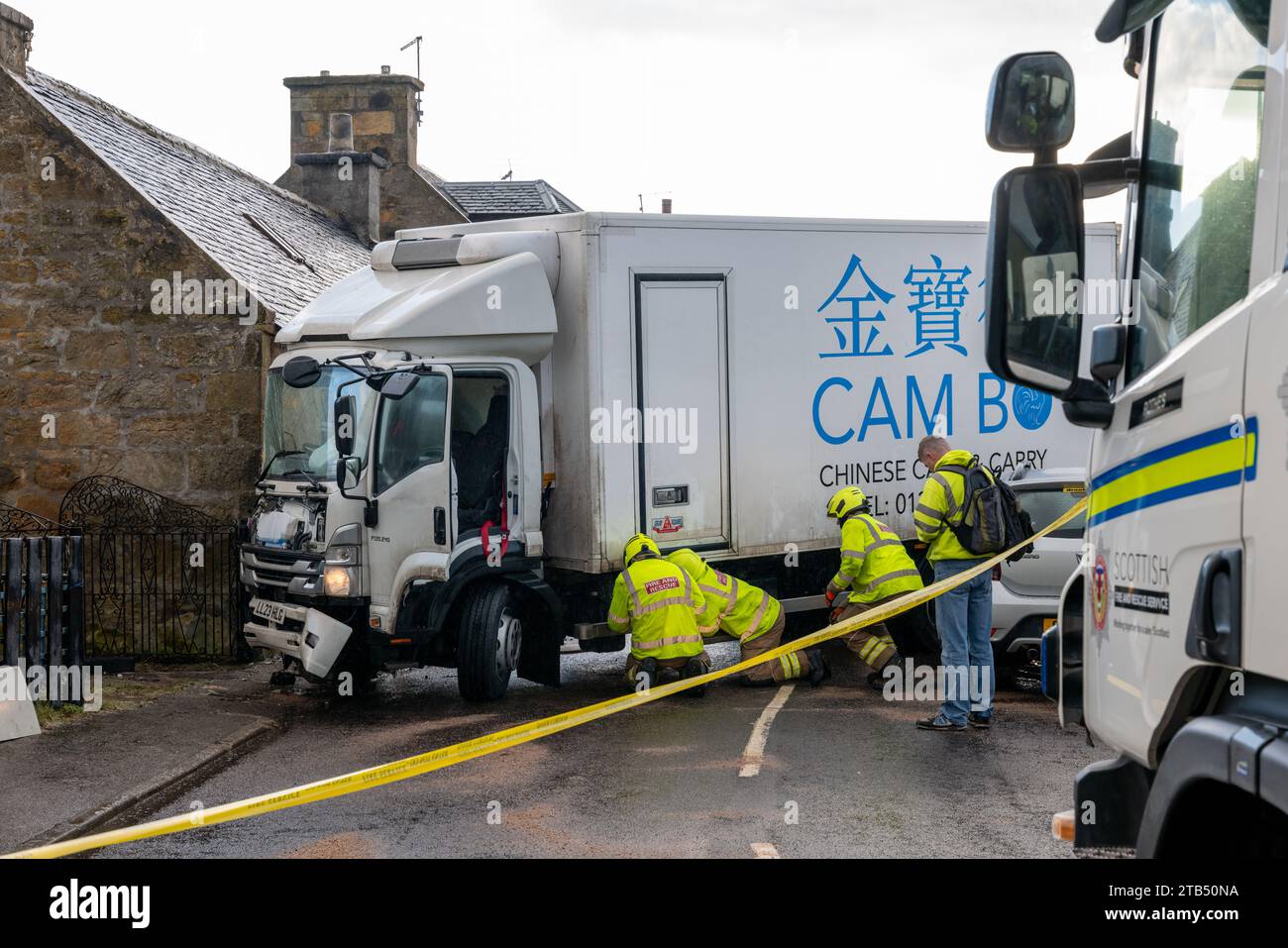 Convener Street, Elgin, Moray, Royaume-Uni. 4 décembre 2023. Il s'agit du camion chinois Cash and Carry qui a perdu le contrôle sur le déclin d'une route très glacée, s'est écrasé dans 2 voitures garées et la porte d'entrée d'une maison causant des dommages considérables. Crédit : Jasperimage/Alamy Live News Banque D'Images