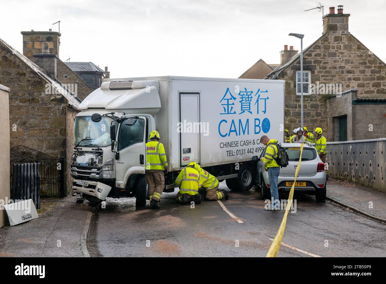 Convener Street, Elgin, Moray, Royaume-Uni. 4 décembre 2023. Il s'agit du camion chinois Cash and Carry qui a perdu le contrôle sur le déclin d'une route très glacée, s'est écrasé dans 2 voitures garées et la porte d'entrée d'une maison causant des dommages considérables. Crédit : Jasperimage/Alamy Live News Banque D'Images