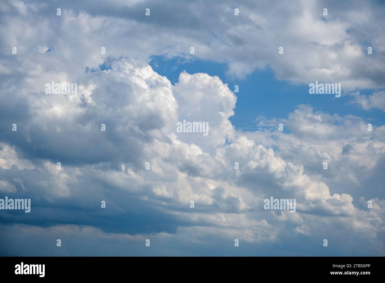 ciel bleu avec nuages blancs et gris, paysage de ciel Banque D'Images