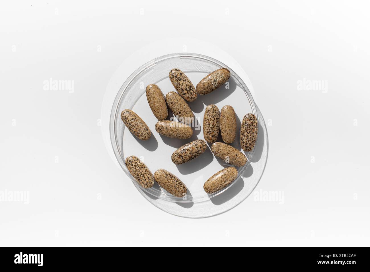 Multivitamines dans un plat de laboratoire sur fond blanc. Pilules, compléments alimentaires et vitamines. Banque D'Images